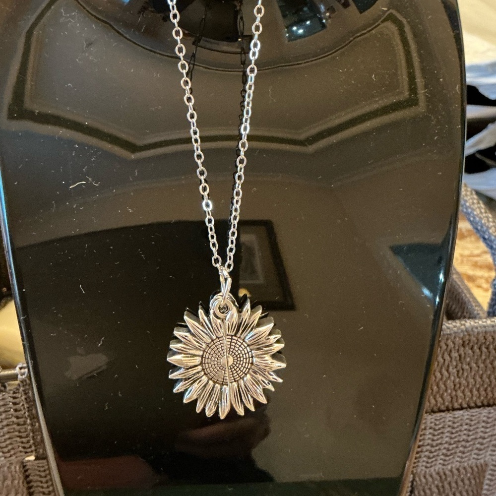 Beautiful Necklace 22 Brand New